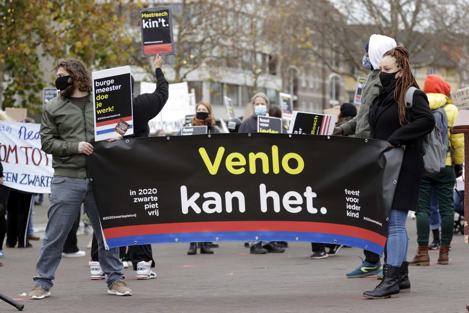 Demonstranten tijdens een protestactie van Kick Out Zwarte Piet (KOZP) tegen de grijze piet, in Venlo in 2020.  