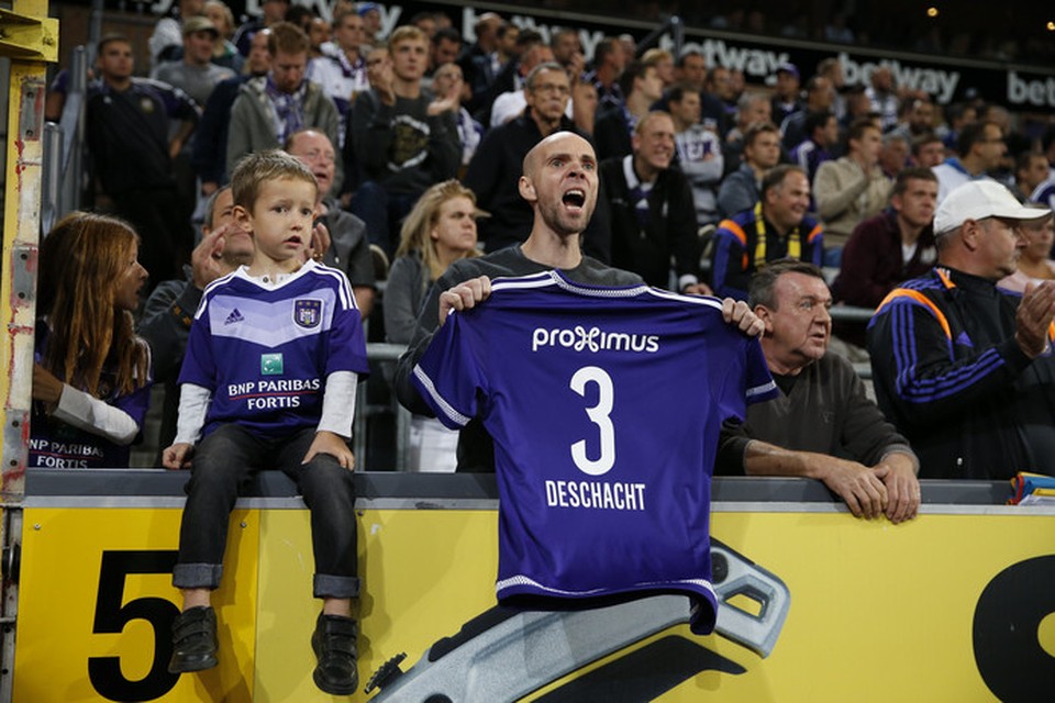 Fans van Anderlecht namen het in het voorbije weekend op voor Olivier Deschacht, naar wie een onderzoek is ingesteld vanwege gokken op eigen duels.