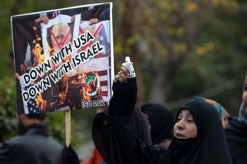 Pakistaanse moslims demonsteren tegen de Verenigde Staten en Israél na de moord op de Iraanse generaal Soleimani. 