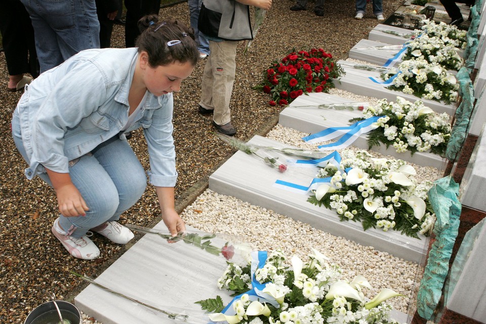 Cheyenne Schouwenaar legt een roos bij het grafmonument voor haar broertjes en zusjes die in juli 2002 bij een familiedrama in Roermond omkwamen. 