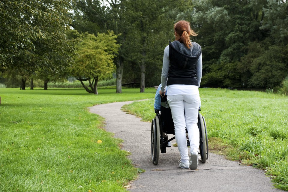 Steeds meer gemeenten in Limburg bezuinigen en schrappen hun financiële ondersteuning aan Buddyzorg Limburg.