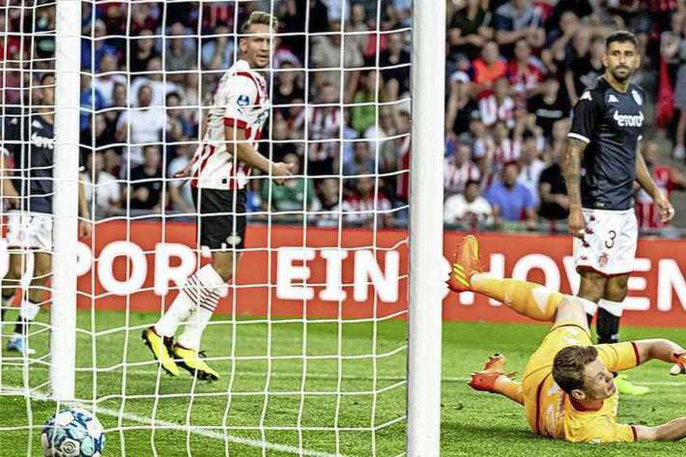 Luuk de Jong ziet dat de 1-0 in het doel van AS Monaco rolt. 
