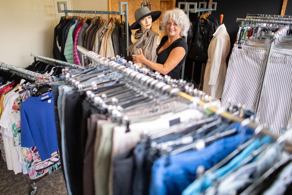 Maureen Gruisen tussen de kledingrekken die alvast klaarstaan voor de markt in Land van Gulick. 