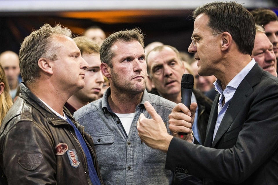 Premier Rutte gesprek met boeren tijdens de stikstofbijeenkomst van de VVD vorige week. 