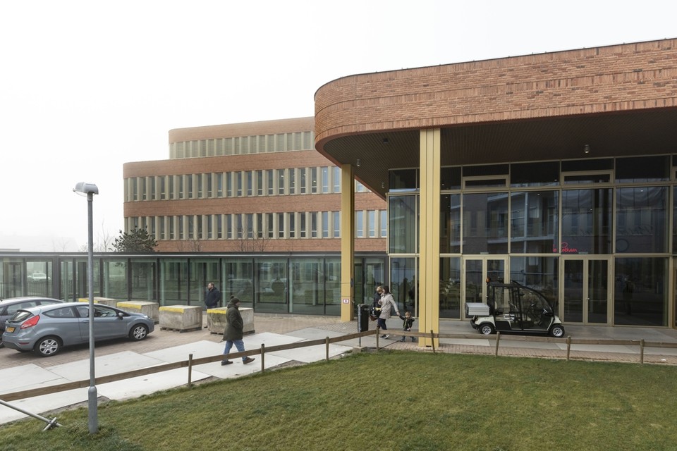 De hoofdingang van het Laurentius Ziekenhuis in Roermond. 