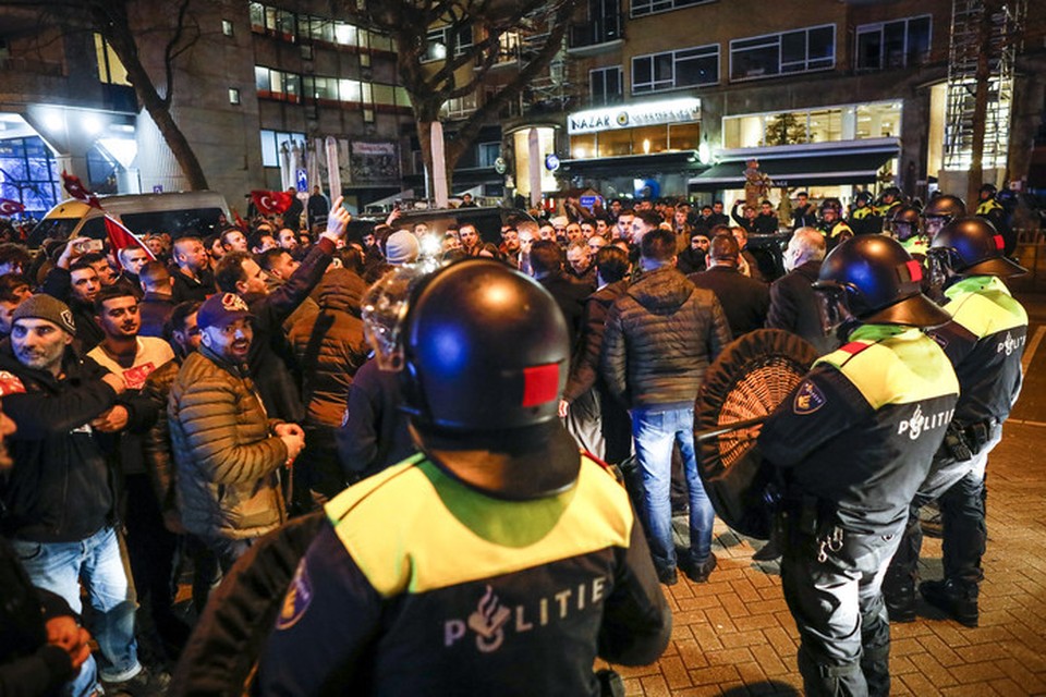 Politie opgesteld rond de demonstratie van Turkse Nederlanders bij het Turkse consulaat aan Westblaak afgelopen zaterdag.