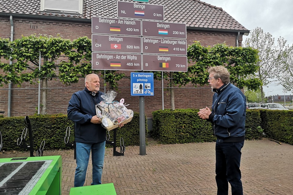 Lot Koopmans (links) krijgt een aspergepakket voor zijn verdiensten. 