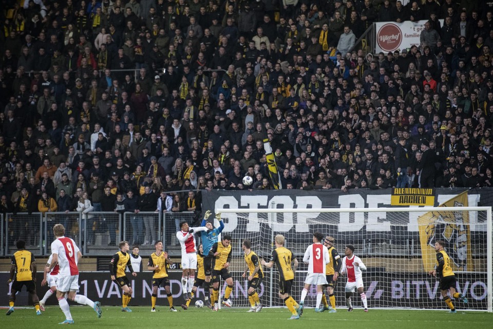 Met meer dan 13.000 toeschouwers was het Parkstad Limburgstadion tegen Jong Ajax goed gevuld.  
