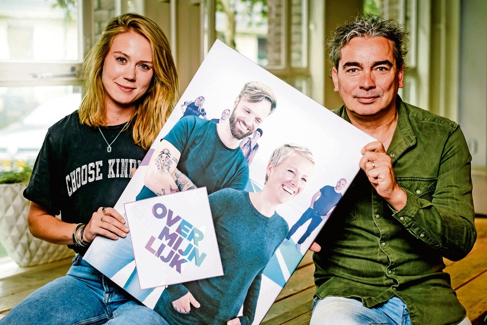 Eline Vreugdenhil en Marc Dik. Op de foto presentator Tim Hofman met de inmiddels overleden Lotte. 