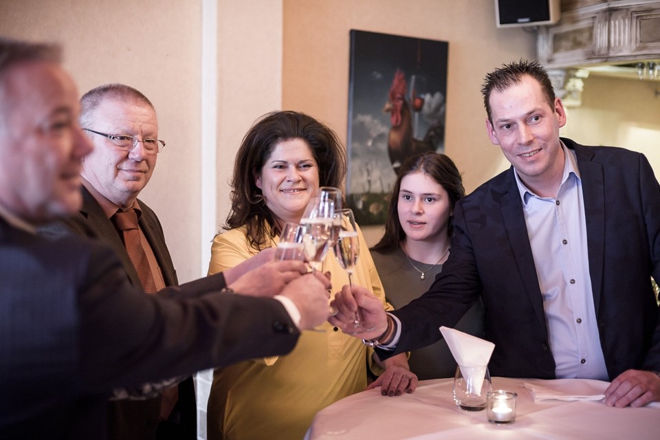 Jan en Patricia Marrees (rechts) klinken in 2018 met de toenmalige wethouder Frans van Eersel (geheel links) op de verhuizing van restaurant Bretelli (nu Marrees). 