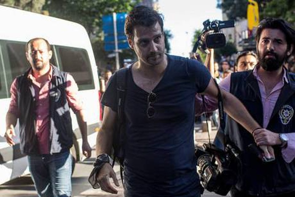 Bram Janssen wordt afgevoerd door de politie in Turkije. 