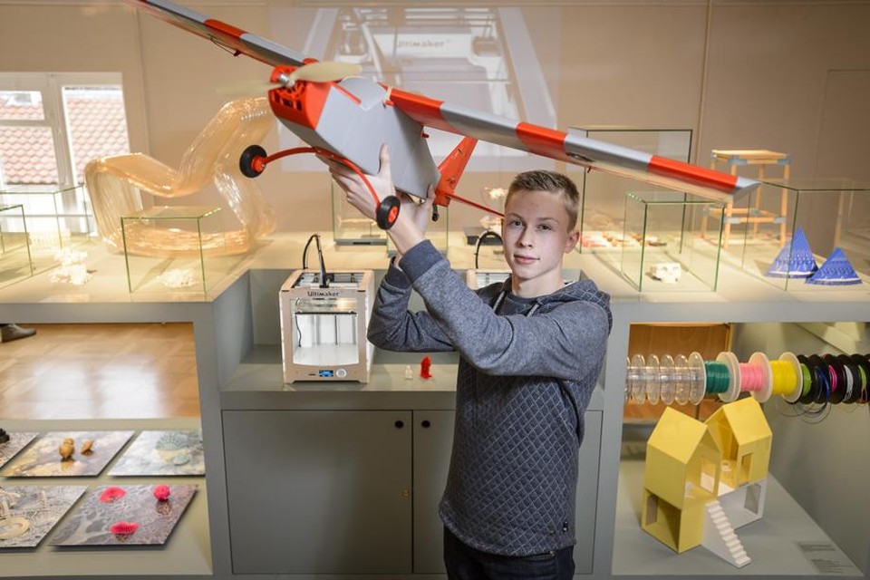 De 14-jarige Stan Kersten heeft zijn radiografisch bestuurbare vliegtuig klaar. "Binnenkort ga ik hem testen."