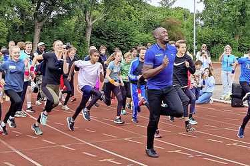 Usain Bolt tussen de kinderen in Utrecht. 
