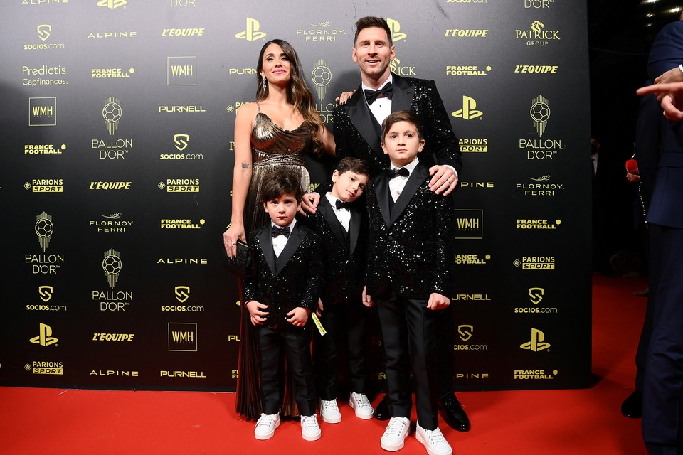Lionel Messi met zijn gezin bij het gala in Parijs.  