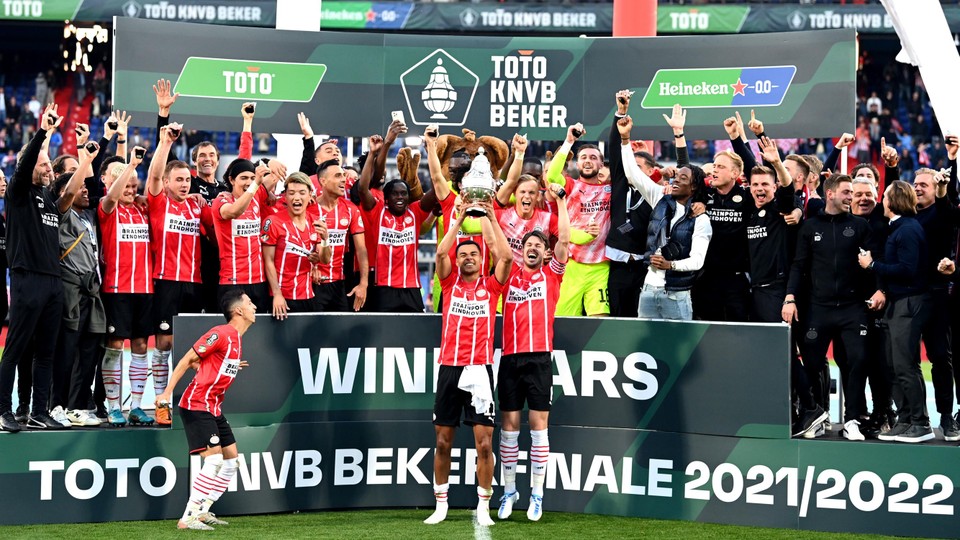 PSV greep vorig seizoen in twee finales twee prijzen tegen Ajax. 
