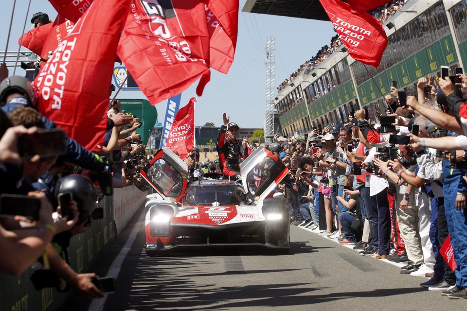 De coureurs van Toyota Gazoo Racing vieren de overwinning in Le Mans.  