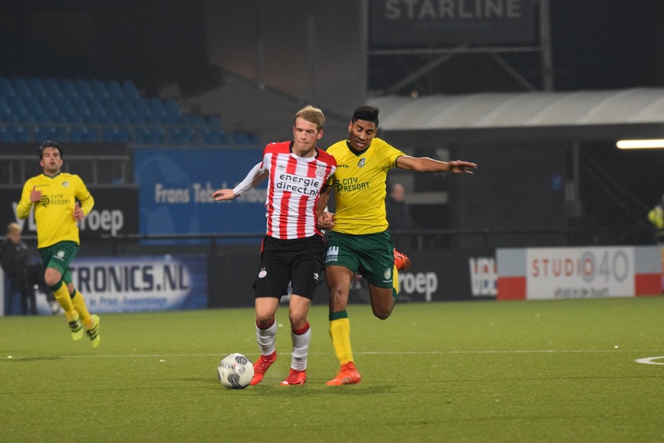 Nikolai Laursen van PSV (L) in duel met Fortuna-speler Dries Saddiki.