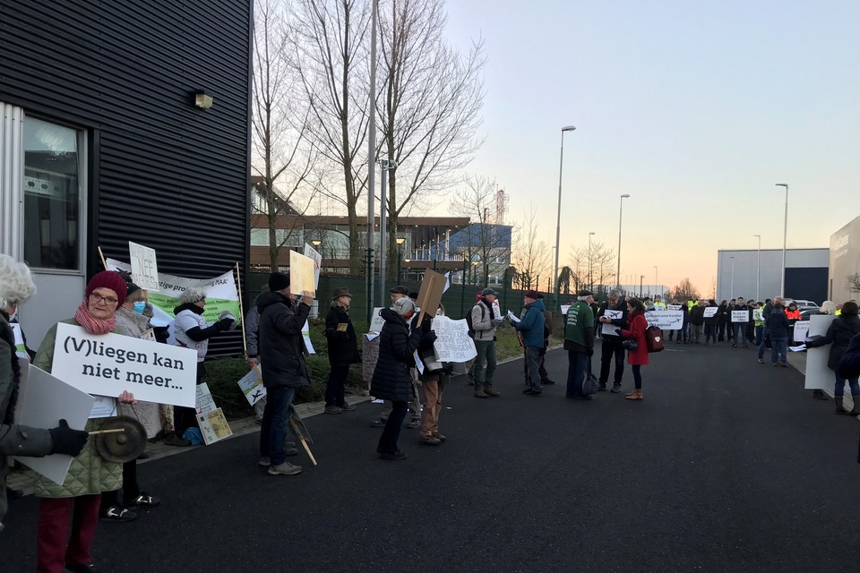 Tegenstanders- en voorstanders van het vliegveld in Beek hielden vrijdagochtend een betoging voorafgaand aan het werkbezoek van Statenleden aan de luchthaven. 