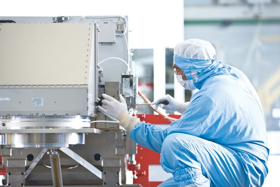 Bij ASML wordt in de fabriek in Veldhoven aan chipmachines gewerkt. 