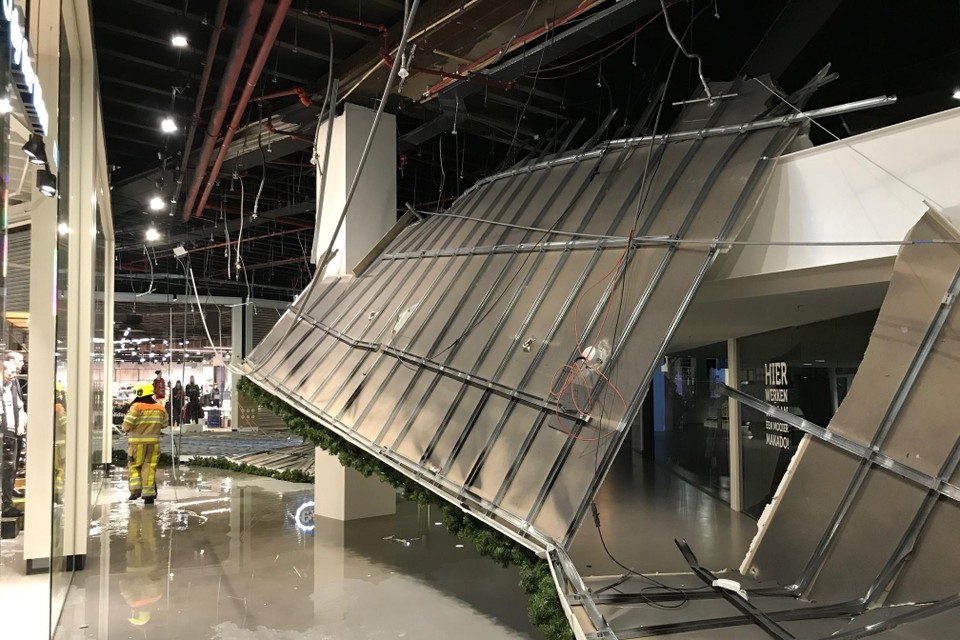 Het verlaagde Makado-plafond kwam in november 2021 naar beneden.