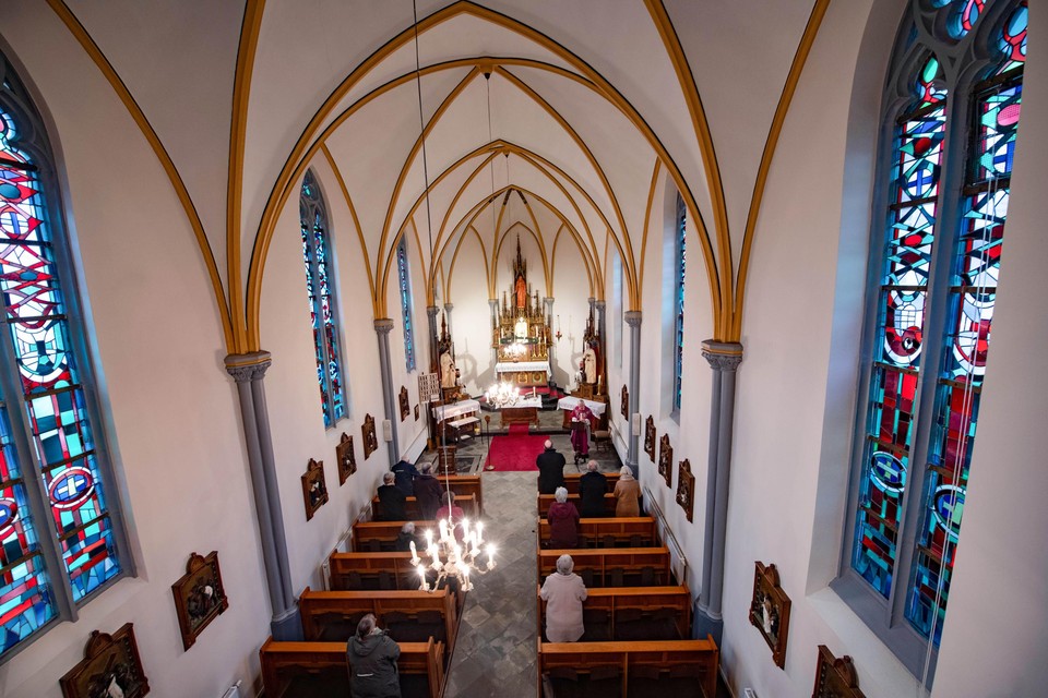 Ook kerken zuchten onder de energiecrisis. De zondagse missen in de grote parochiekerk in de Sittardse wijk Leyenbroek wijken voorlopig uit naar de naburige Andreaskapel. 