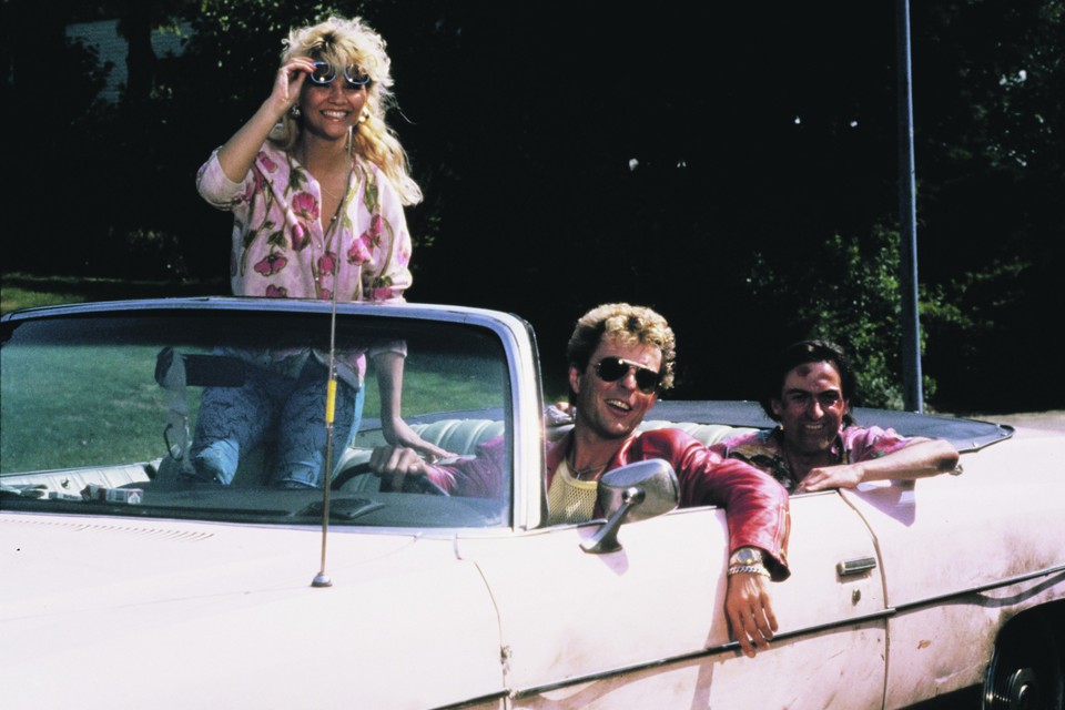 Dochter Kees (l.), Johnnie  en broer Kees Flodder (r.) in de roze Cadillac. 