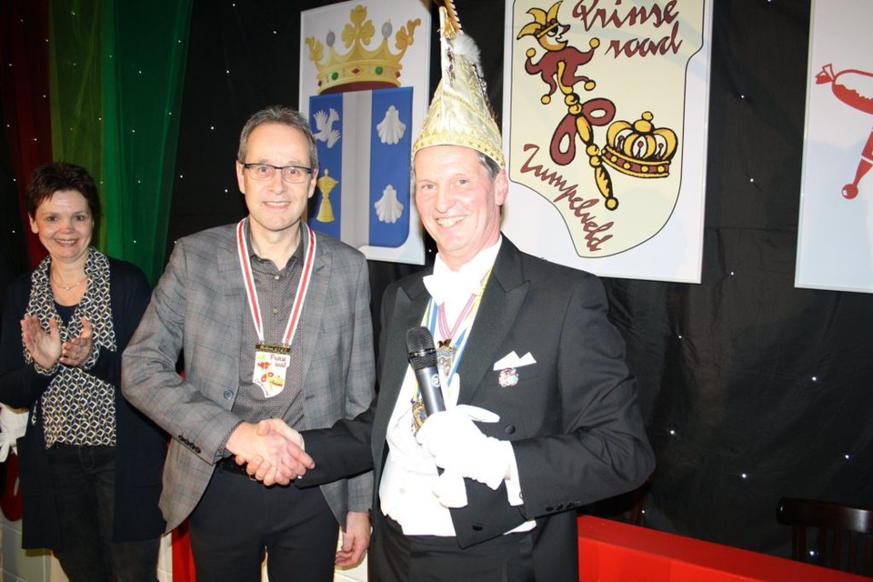 Leon Vliegen (links) werd maandag 20 januari onderscheiden. 