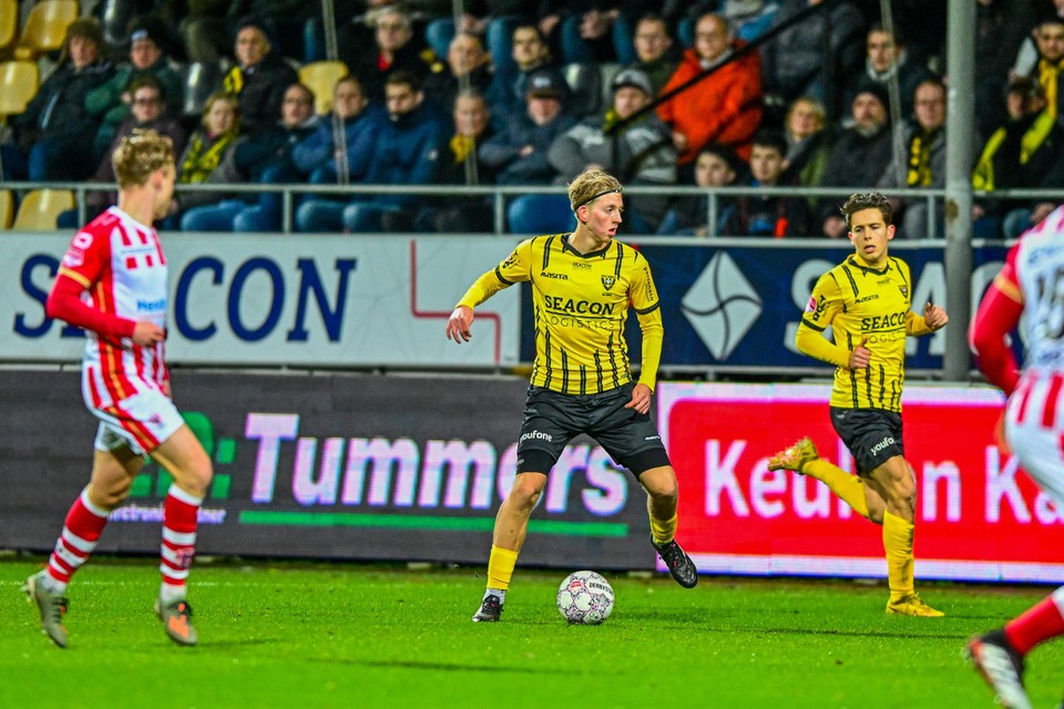 Kees de Boer aan de bal tegen TOP.