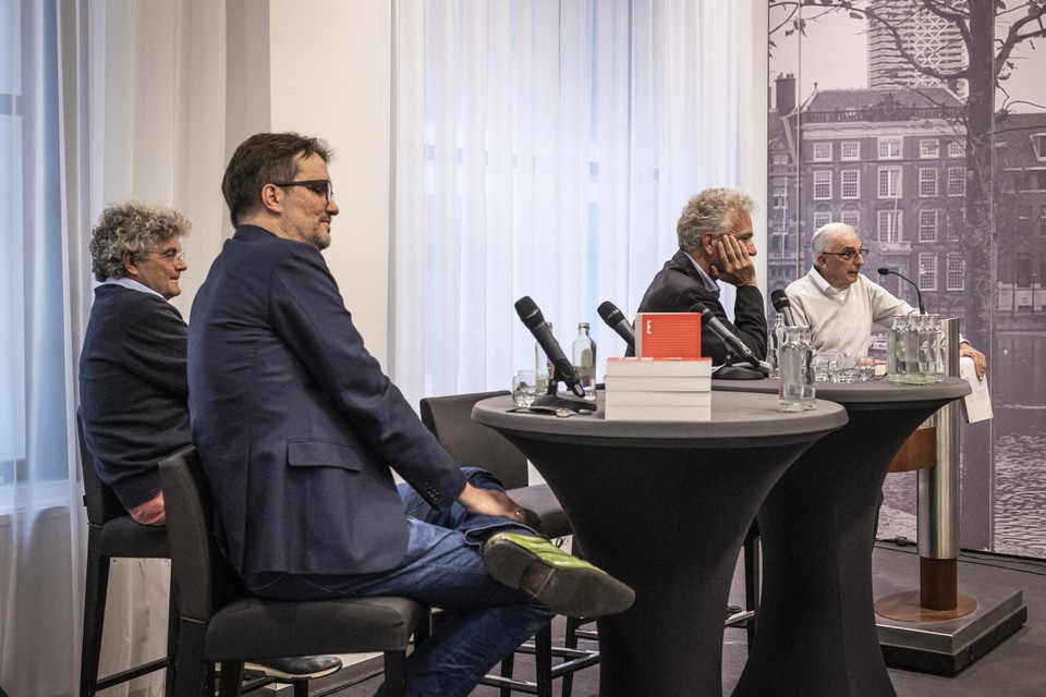 Joep Dohmen en Paul van der Steen tijdens de presentatie van hun boek in aanwezigheid van Jos van Rey. Dat ze een klacht over hun boek niet verdedigen bij de Raad voor de Journalistiek is volgens de voorzitter van die raad ‘een zwaktebod’.