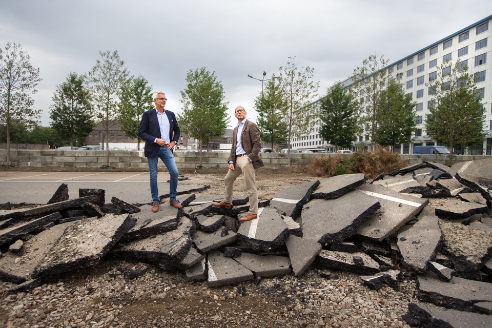 Piet Joosten (links) en Jaco Meuwissen in 2018 op een plek in het Sphinxkwartier waar nu woningen verrijzen. 