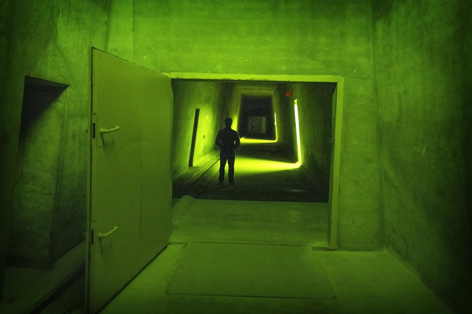 De gangen zijn groen verlicht, in de kleur van een militaire nachtkijker. 
