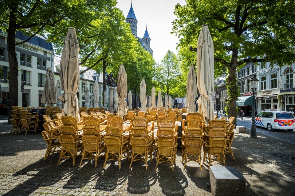 In Maastricht blijven de terrassen voorlopig opgeruimd staan. 