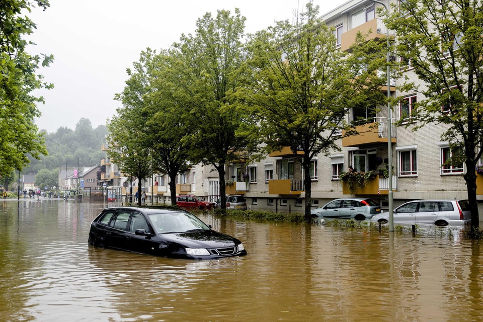 Een onder water gelopen auto in Valkenburg, juli 2021. De wateroverlast in Zuid-Limburg neemt toe en daarmee ook het beroep op verzekeraars en herverzekeraars.
