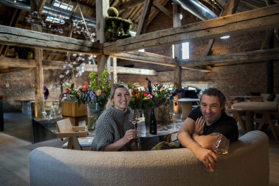 Hans van Wolde met gastvrouw Viva Vroemen van Brut 172 nadat eerder dit jaar bekend was geworden dat zijn nieuwe restaurant meteen twee Michelinsterren kreeg.  
