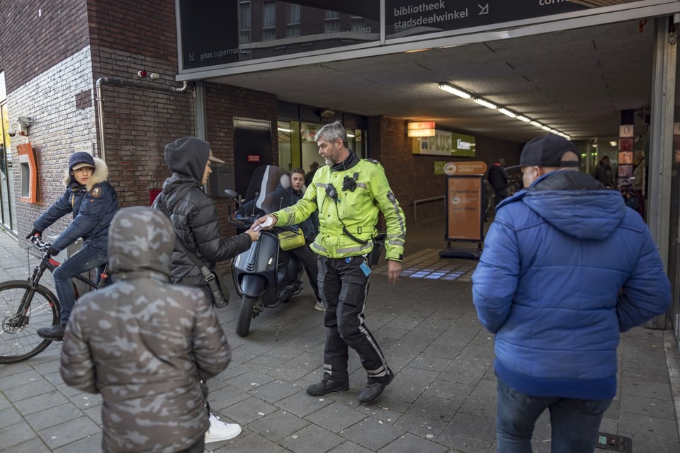 De politie was dinsdag volop aanwezig bij het Corneliushuis in Heerlerheide, nadat een dag eerder bloembakken waren opgeblazen.