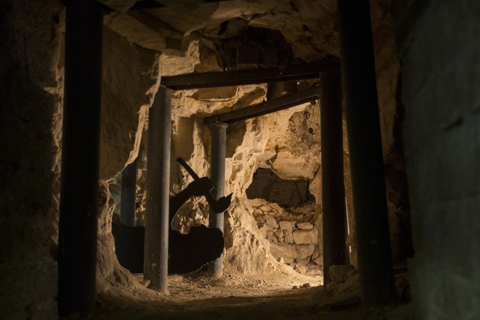 De prehistorische mijnen in het Savelsbos krijgen een opknapbeurt en een nieuw infocentrum. 