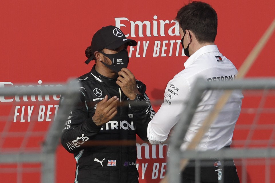 Lewis Hamilton met teambaas Toto Wolff. 