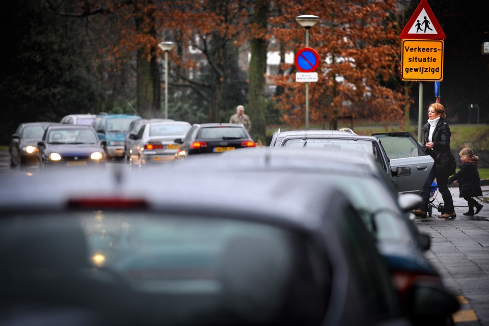  Impressie van de drukke Vijverweg ter hoogte van de basisschool. De foto dateert van vlak vóór de recente reconstructie.  