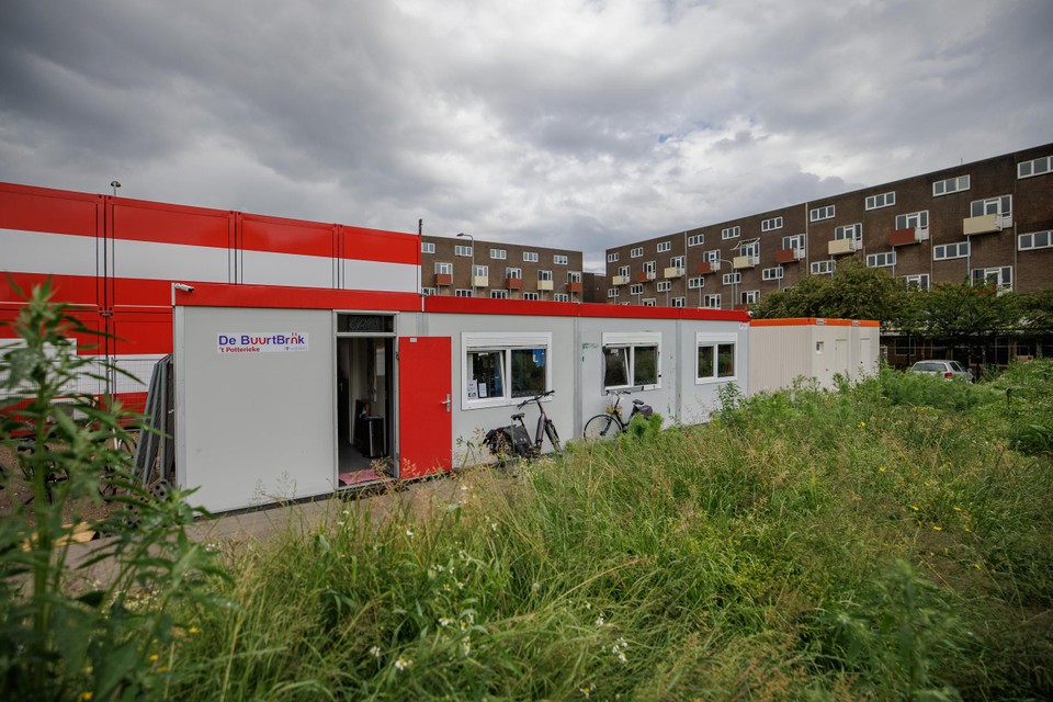 Het tijdelijke noodgebouw waar het buurtrestaurant gevestigd is totdat de nieuwbouw klaar is.