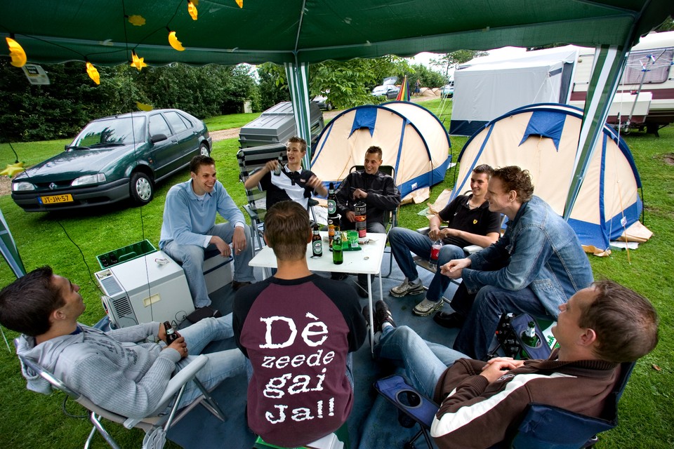 Jongeren kamperen in Valkenburg. 