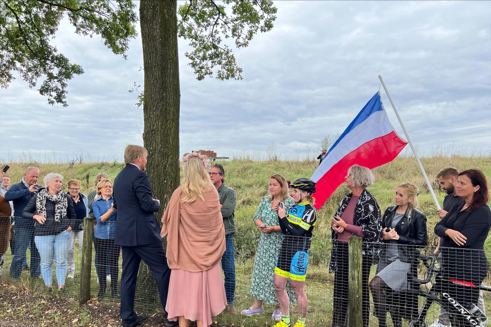 Het koninklijk paar schroomt niet om tijdens de discussie waardering te laten blijken voor de boerenstand terwijl de omgekeerde vlag langs te route wordt getoond. 