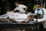 thumbnail: Het medisch team van het San Juan de Dios ziekenhuis bekommert zich over de 27-jarige Braziliaanse voetbal speler Alan Ruschel.