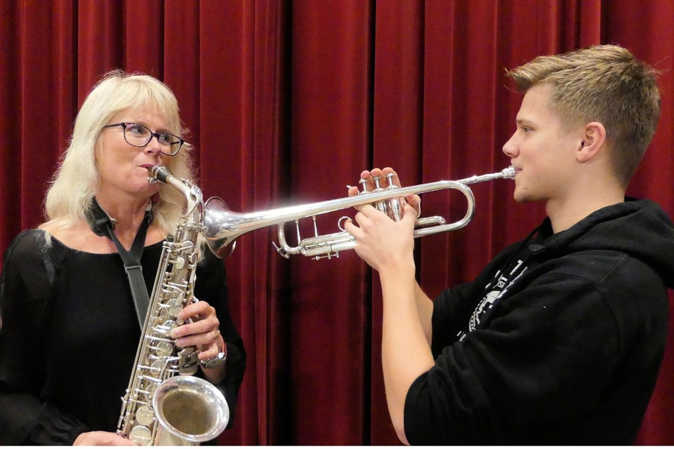Moeder Rina Vervoort (een ‘Juliaantje’) en zoon Rick (een ‘Wilhelmientje’) spelen zondag voor het eerst samen in één orkest. 