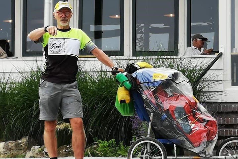 Henk Sipers met de buggy die hij 495 km voortduwde. 