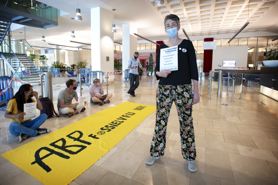 Ambtenaren en leraren hadden vorige week de lobby van het APG-kantoor in Heerlen bezet. 
