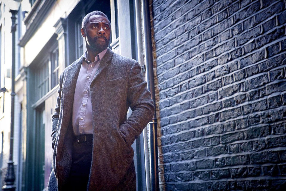 Idris Elba als rechercheur John Luther in zijn kenmerkende outfit.