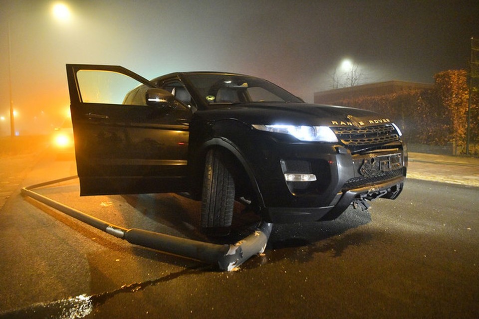 De gestolen Range Rover na de klap tegen de lantarenpaal.