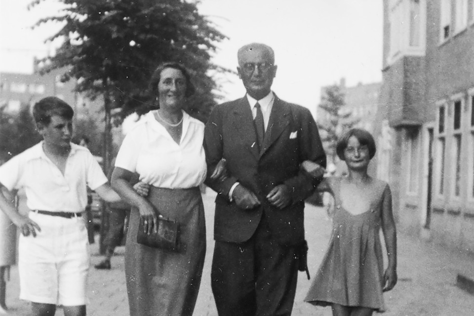 Inge met haar moeder Martha, (stief)vader Otto en broer Walter op de Rooseveltlaan in Amsterdam. 