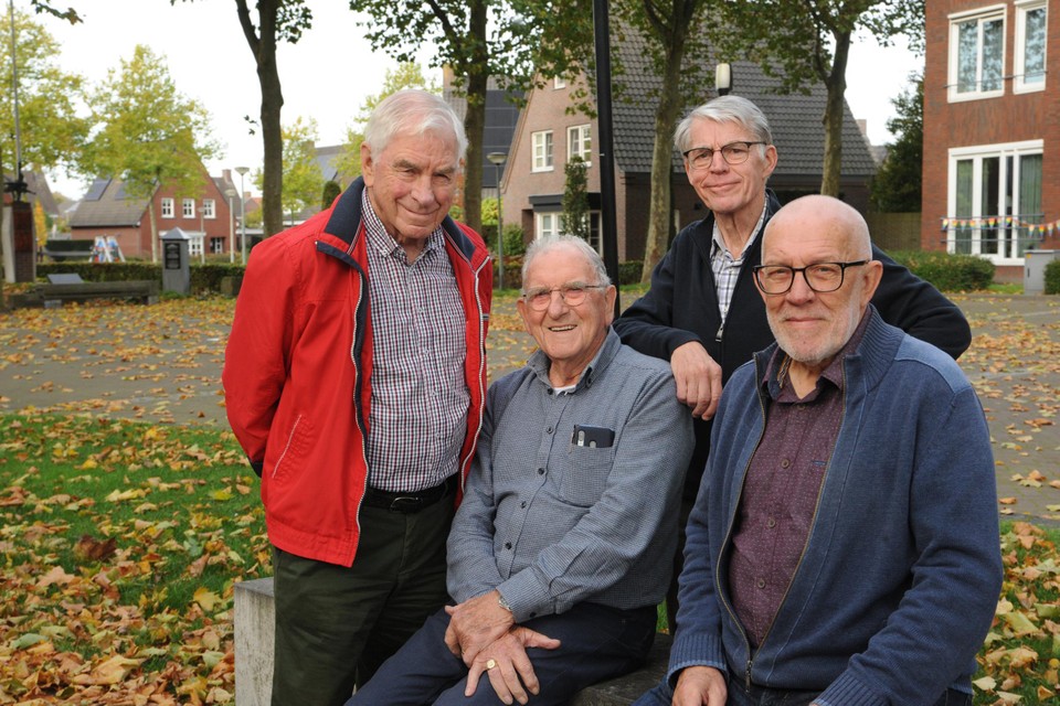 De makers van het boek ‘Wie was tè?’ (v.l.n.r.): Herman Crompvoets, Wim Basten, Jan Daems en Piet Oomen. 