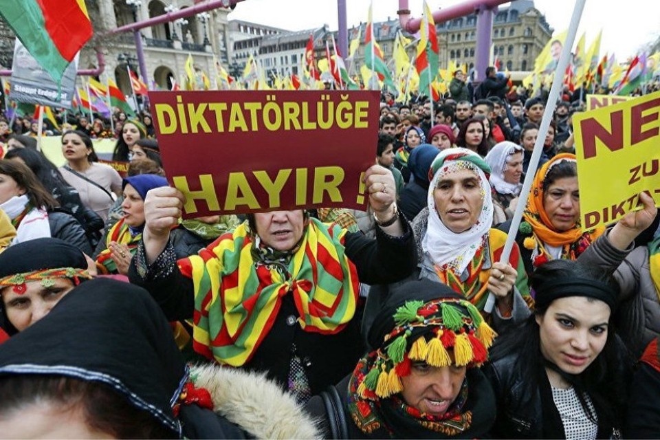 Koerdische demonstranten in Duitsland. 